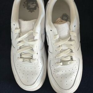 Nike Air Force 1 LE (GS) Size 6.5Y Triple White DH2920-111